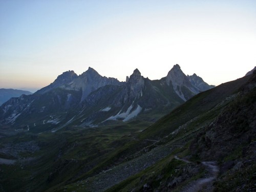 Le sentier d'accès au col