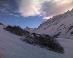 L'Aiguille Noire, proche du domaine skiable, peut recevoir beaucoup de neige dans certaines situations alors qu'à Valloire, le temps reste sec, voire ensoleillé...