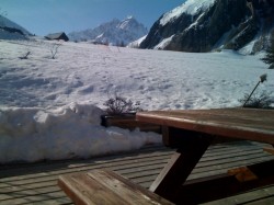 La chaleur de ces derniers jours active la fonte des neiges, mais cette année les deux massifs resteront ouverts jusqu'à la fin de saison