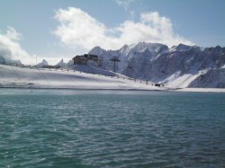 Le Lac de la Vieille Le lac de la vieille sous la première neige. Photo: Issue de la page Face Book du Snowpark de Valloire Galibier.