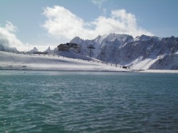 Le lac de la vieille sous la première neige. Photo: Issue de la page Face Book du Snowpark de Valloire Galibier.