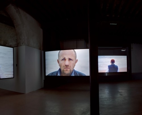 Vue de l’exposition Sophie Calle Pour la dernière et pour la première fois, Les Rencontres d’Arles, Chapelle Saint-martin du Méjan (2 juillet - 2 septembre 2012) ‘‘Voir la mer’’, 2011, 14 films numériques, couleur, son. Directrice de la photographie: Caroline Champetier. Photo: Florian Kleinefenn